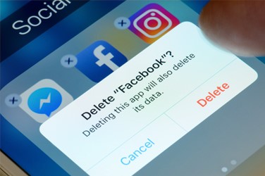 Facebook subit la colère des internautes, des autorités de régulation et de ses actionnaires